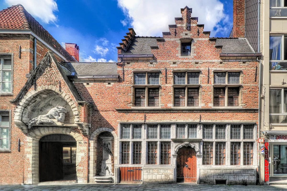 Identifying and Avoiding Common Tourist Scams in Antwerp