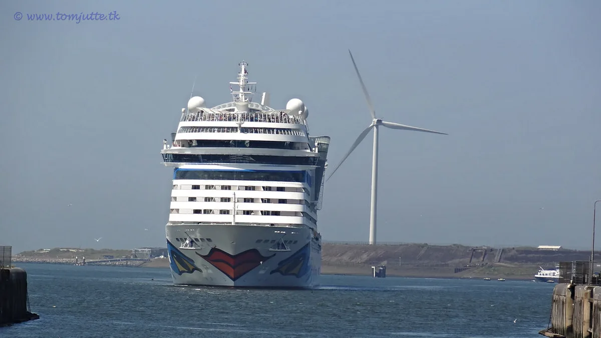 Navigating the Cruise Ship Rhythm in Coastal Cities in europe