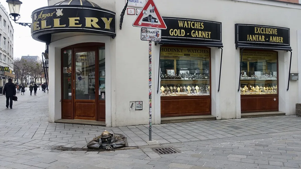 Choosing Between Guided and Self-Guided Tours in Bratislava