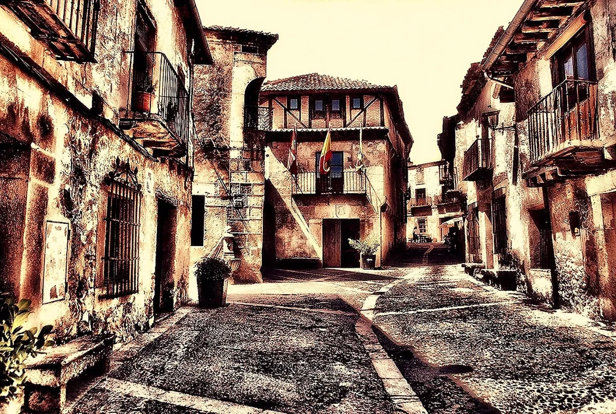 Starting Your Segovia Walking Tour at the Aqueduct in Segovia